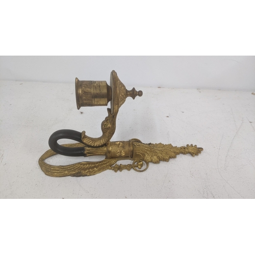 109 - An 19th century gilt metal Louis XVI style sconce fashioned as a swan neck
Location A2M
If there is ... 