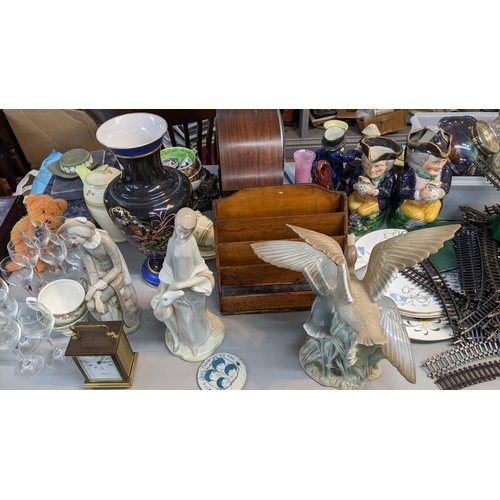 525 - A mixed lot to include mantel clocks, Lladro, Toby jugs, books, coinage clock and other items Locati... 