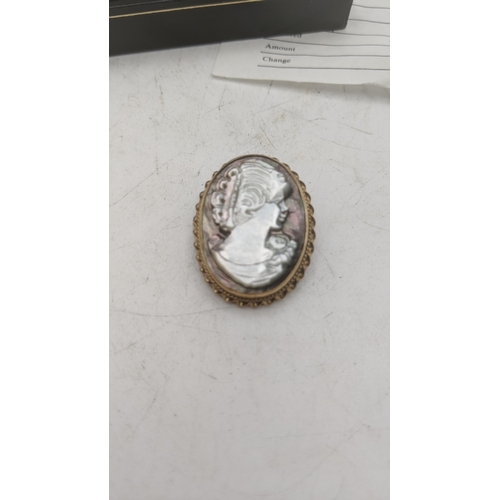 38 - A mother of pearl cameo mounted in a 9ct yellow gold brooch Location: CAB4
If there is no condition ... 