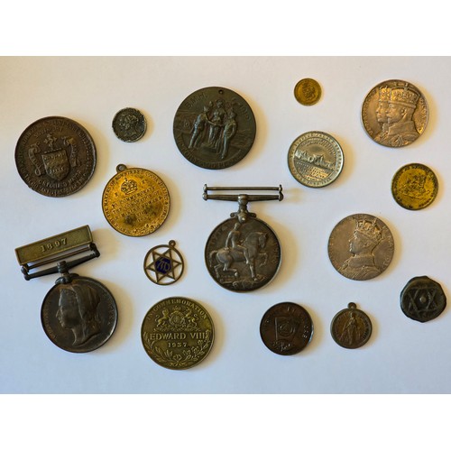 129 - A collection of 19th century and later Commemorative, Coronation/Jubilee and Military medals to incl... 