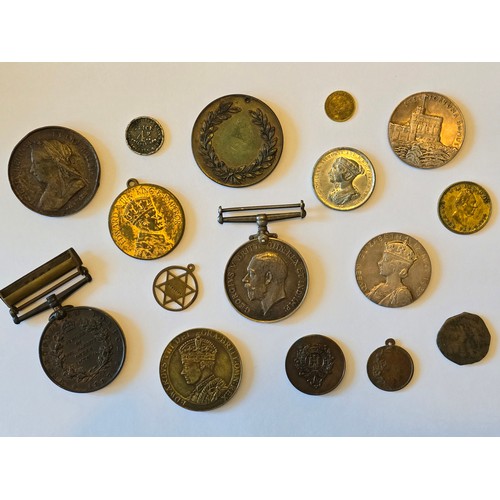 129 - A collection of 19th century and later Commemorative, Coronation/Jubilee and Military medals to incl... 