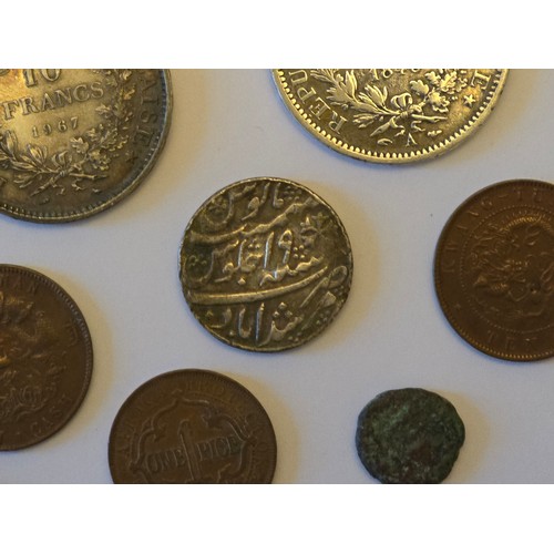 133 - A mixed lot of interest to include, Indian Princely States Silver Rupee, East India Company and othe... 