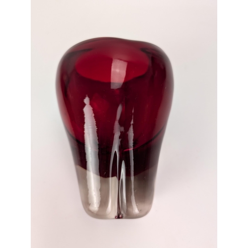 30A - A Whitefriars red and clear glass Molar vase, 14cm h

Location:
If there is no condition report show... 