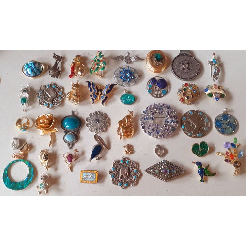 20 - A quantity of vintage costume jewellery comprising brooches  A/F and necklaces to include a silver t... 