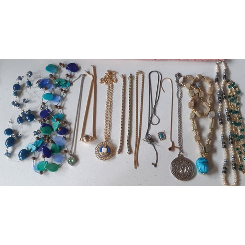 20 - A quantity of vintage costume jewellery comprising brooches  A/F and necklaces to include a silver t... 