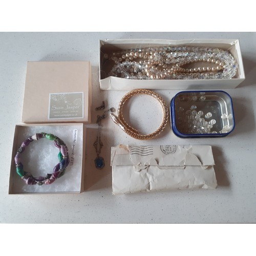 20 - A quantity of vintage costume jewellery comprising brooches  A/F and necklaces to include a silver t... 