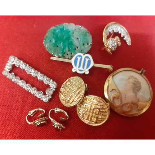 71 - A quantity of costume jewellery to include a rolled gold chain A/F, a yellow metal sweetheart pendan... 