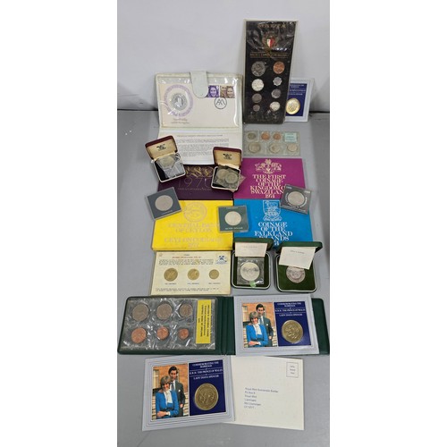 88 - A collection of mixed coinage sets and commemorative examples to include, a pair of cased 1972 Royal... 