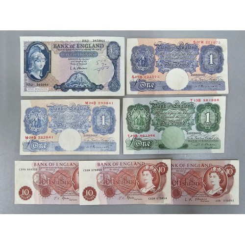 123 - Banknotes - a small collection comprising of a L. K. O'Brien 'Lion and Key' Five Pound, a pair of Pe... 