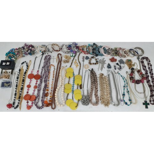 498 - A quantity of mainly modern costume jewellery to include bead necklaces and bracelets, High Street j... 