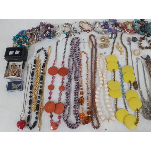 498 - A quantity of mainly modern costume jewellery to include bead necklaces and bracelets, High Street j... 