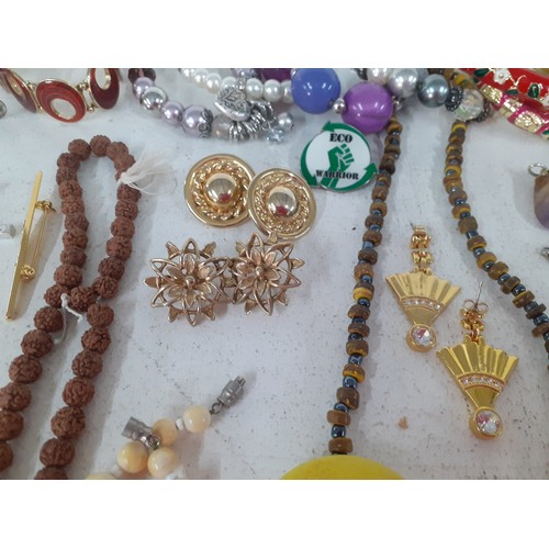 498 - A quantity of mainly modern costume jewellery to include bead necklaces and bracelets, High Street j... 