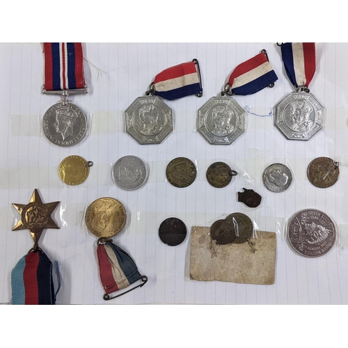 508 - Mixed coins and medals to include a 2000 £5 coin, 1790 Spade Guinea, Jubilee medals and others Locat... 