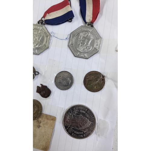 508 - Mixed coins and medals to include a 2000 £5 coin, 1790 Spade Guinea, Jubilee medals and others Locat... 