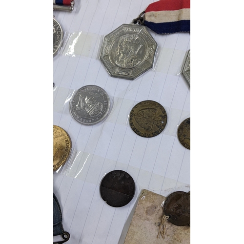 508 - Mixed coins and medals to include a 2000 £5 coin, 1790 Spade Guinea, Jubilee medals and others Locat... 