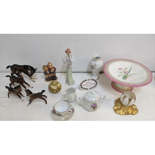 515 - Collectable ceramics to include four Beswick horses, one A/F, a Goebel figure, a Royal Worcester cak... 