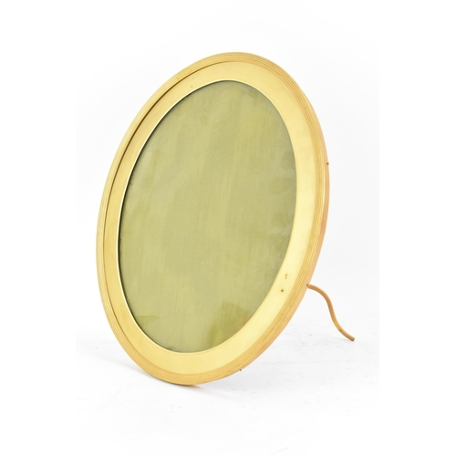 152 - An early 20th century gilt metal oval photograph frame, retailed by Walter Jones, having a reeded fr... 