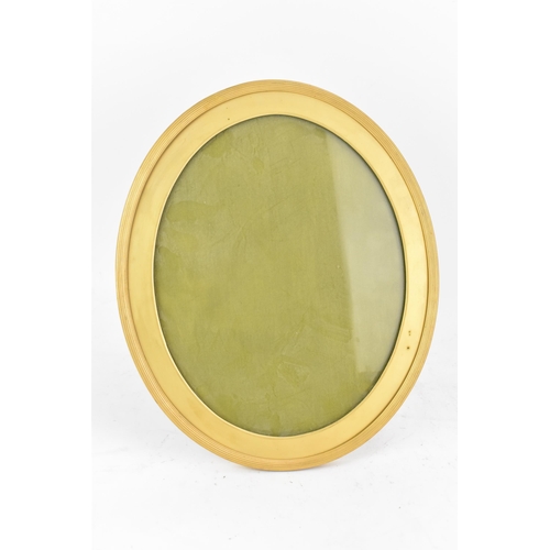 152 - An early 20th century gilt metal oval photograph frame, retailed by Walter Jones, having a reeded fr... 