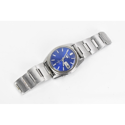 18 - A Seiko 5, automatic, gents, stainless steel wristwatch, having a blue dial with baton markers, day ... 