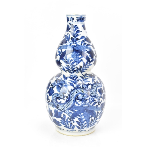 184 - A Chinese late Qing dynasty blue and white double gourd vase, late 19th century, decorated with a fo... 