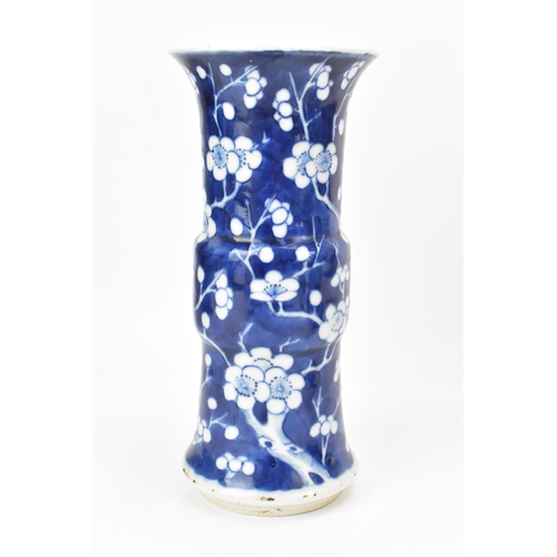 186 - A Chinese late Qing dynasty blue and white vase, late 19th/early 20th century, in the Kangxi style i... 