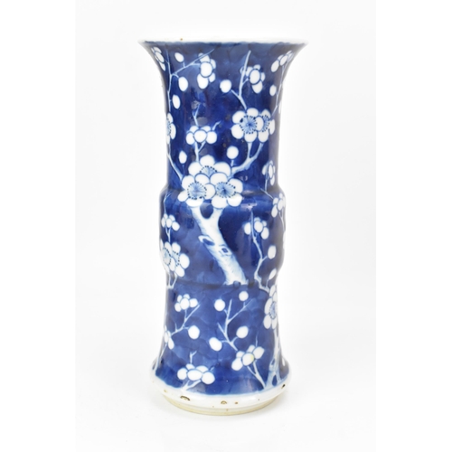 186 - A Chinese late Qing dynasty blue and white vase, late 19th/early 20th century, in the Kangxi style i... 