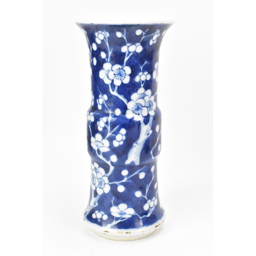 186 - A Chinese late Qing dynasty blue and white vase, late 19th/early 20th century, in the Kangxi style i... 