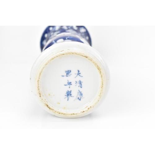 186 - A Chinese late Qing dynasty blue and white vase, late 19th/early 20th century, in the Kangxi style i... 