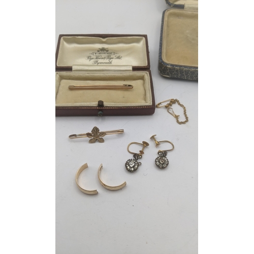 149 - 9ct yellow gold and gold plate to include 9ct bar brooch, part 9ct gold screw back earrings set with... 