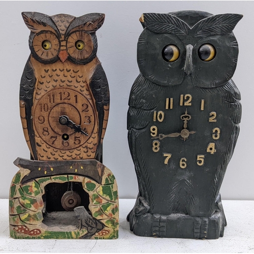 250 - Two early/mid 20th century German carved clocks in the form of owls, with oscillating eyes, largest ... 