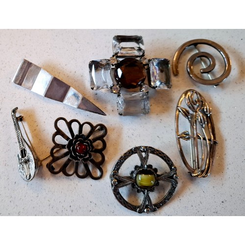 40 - A collection of vintage brooches and clips to include 4 cameos, a Rossi Bijoux gold tone wreath broo... 