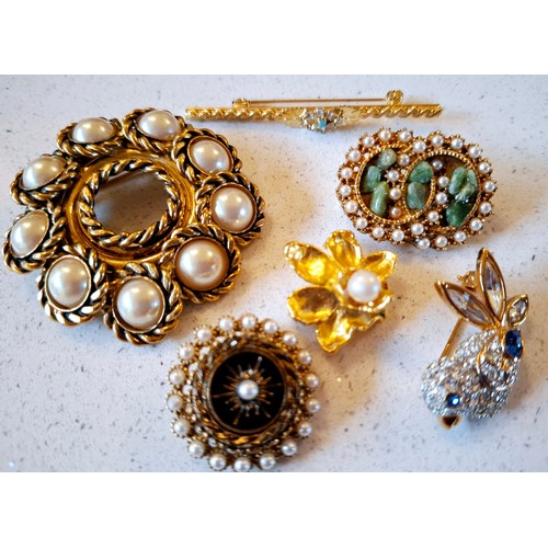 40 - A collection of vintage brooches and clips to include 4 cameos, a Rossi Bijoux gold tone wreath broo... 