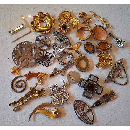 40 - A collection of vintage brooches and clips to include 4 cameos, a Rossi Bijoux gold tone wreath broo... 