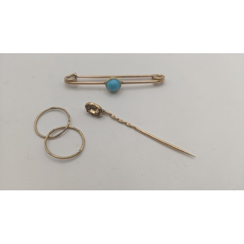 131 - 9ct yellow gold to include a 9ct yellow gold and turquoise cabochon bar brooch, a pair of 9ct gold h... 