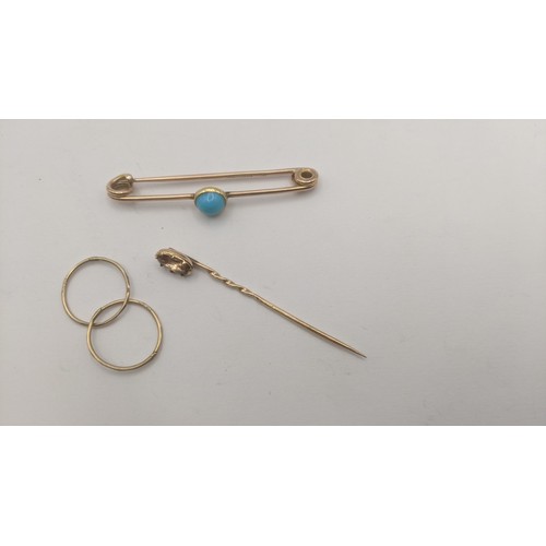 131 - 9ct yellow gold to include a 9ct yellow gold and turquoise cabochon bar brooch, a pair of 9ct gold h... 