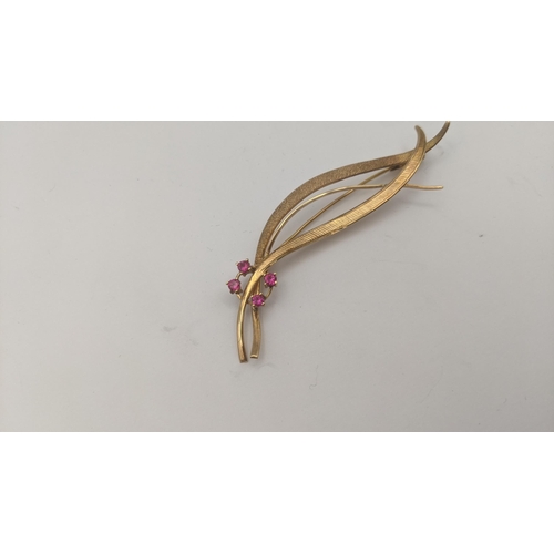 157 - A yellow gold and pink spinel set in a four-claw setting tested as 14ct gold, total weight 4.8g Loca... 