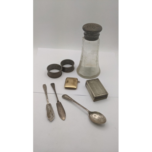 163 - A mixed lot to include a gold plated vesta case, two silver napkin rings, a silver plated matchstick... 