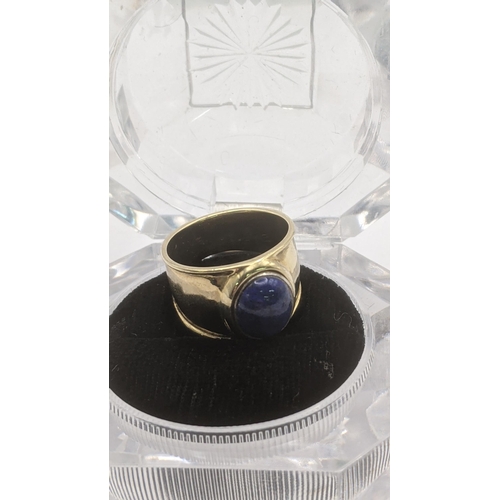 172 - A yellow metal signet ring with four interchangeable stones to include a malachite, lapis lazuli, co... 