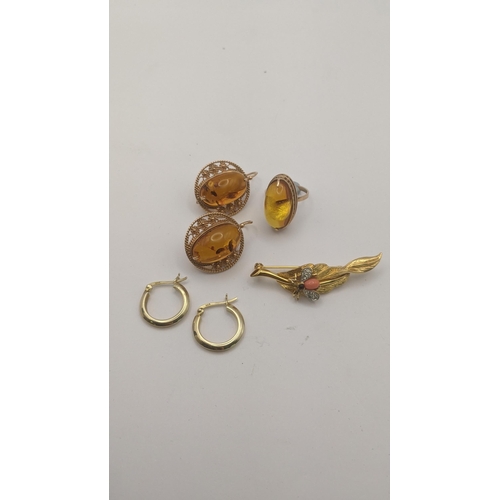 184 - A 14ct rose gold and amber style three piece set to include a ring set with amber style cabochon, an... 