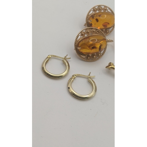 184 - A 14ct rose gold and amber style three piece set to include a ring set with amber style cabochon, an... 