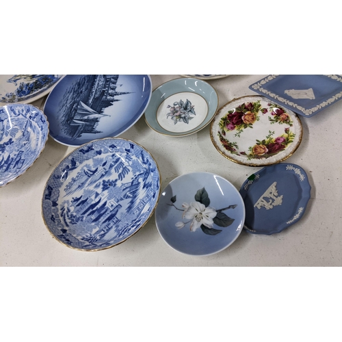 199 - A mixed lot to include a Chinese export 18th century famille rose dish, Copenhagen plates, Doulton L... 