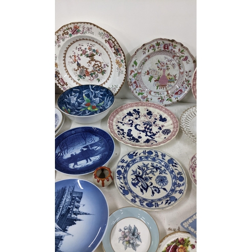 199 - A mixed lot to include a Chinese export 18th century famille rose dish, Copenhagen plates, Doulton L... 