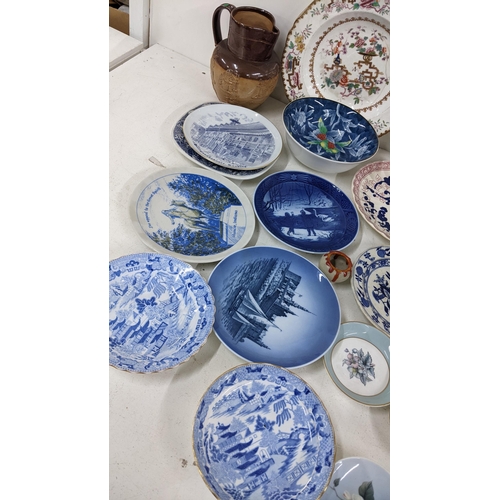 199 - A mixed lot to include a Chinese export 18th century famille rose dish, Copenhagen plates, Doulton L... 