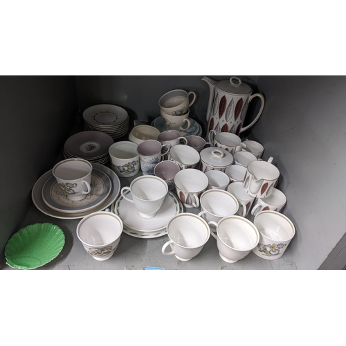 455 - A mixed lot of china to include a Susie Cooper 'Hyde Park' pattern tea service, Wedgwood Susie Coope... 