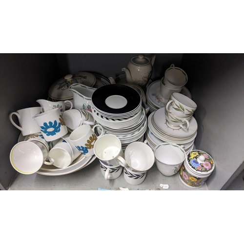 455 - A mixed lot of china to include a Susie Cooper 'Hyde Park' pattern tea service, Wedgwood Susie Coope... 