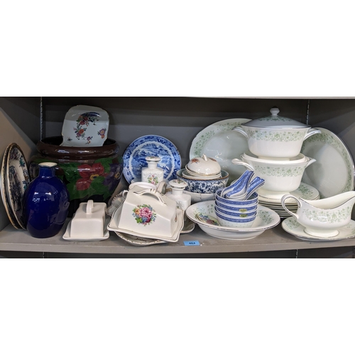 464 - A mixed lot of ceramics to include a Wedgwood Katherine part dinner service comprising 17 pieces, Vi... 