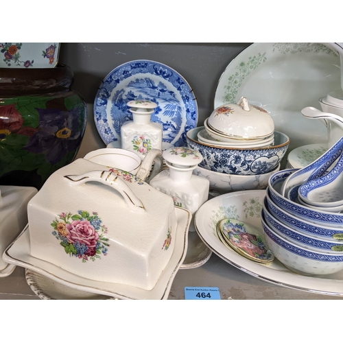 464 - A mixed lot of ceramics to include a Wedgwood Katherine part dinner service comprising 17 pieces, Vi... 