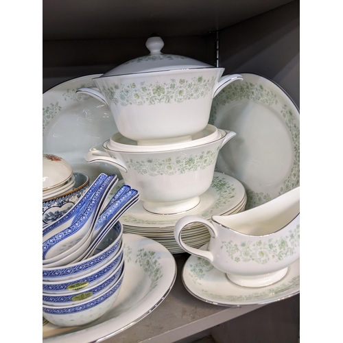 464 - A mixed lot of ceramics to include a Wedgwood Katherine part dinner service comprising 17 pieces, Vi... 