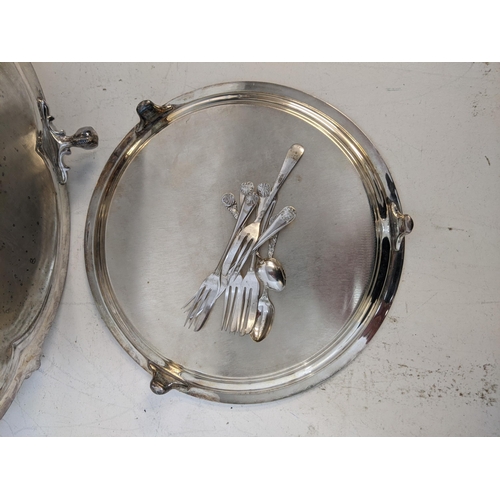 341 - Silver plated items to include two silver plates and a small selection of EPNS cutlery
Location: 11.... 