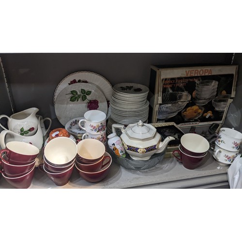 266 - A mixed lot to include a J&L Meakin part tea service, silver plated basket, cutler and other items
L... 